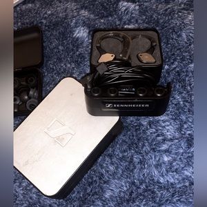 Sennheiser In ear buds, almost new not that used with base control !